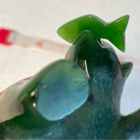 Canadian Nephrite Jade majestic Grizzly Bear with fish sculpture - Picture 8 of 17